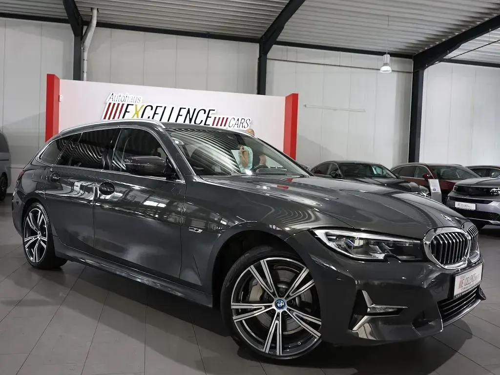 Gebraucht BMW 330e Luxury Line 292 PS (214 kW) 2022 Grau Kombi