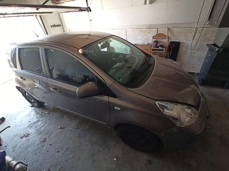 Gebraucht Nissan Note Acenta 88 PS (64 kW) 2010 Silber Kleinwagen