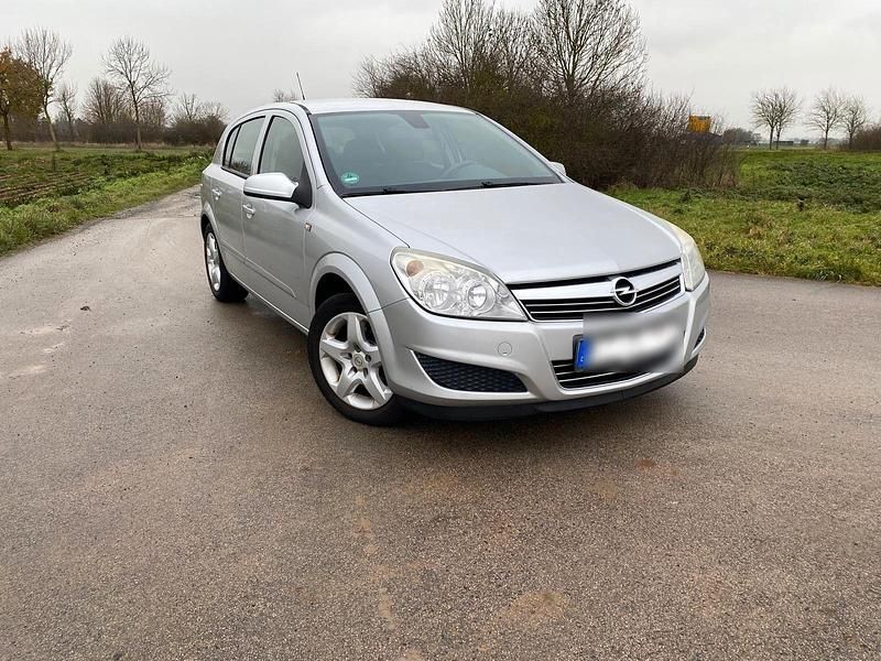 Grau Gebraucht 2008 Opel Astra Edition Limousine | 1.800 € (Fairer Preis) - Bild 1/4