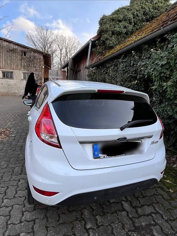 Gebraucht Ford Fiesta Titanium 101 PS (74 kW) 2015 Weiß Kleinwagen