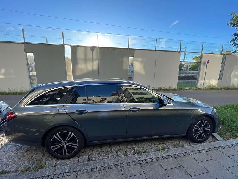 Gebraucht Mercedes E220 Exclusive 200 PS (147 kW) 2022 Grau Kombi