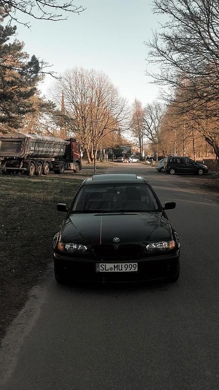 Schwarz Gebraucht 2003 BMW 318 Limousine | 2.500 € (Fairer Preis) - Bild 1/4