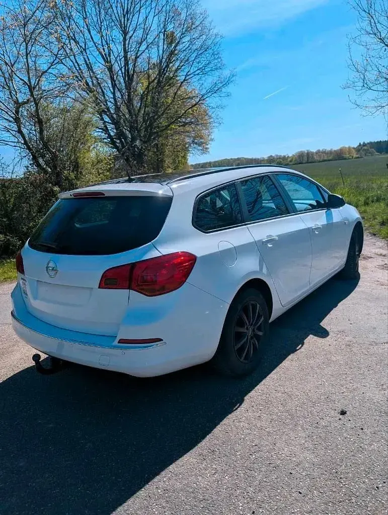 Gebraucht Opel Astra 115 PS (84 kW) 2015 Weiß Kleinwagen