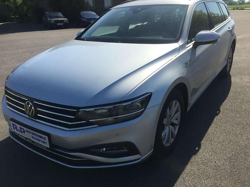 Scale silver metallic Gebraucht 2022 VW Passat Business Kombi | 22.800 € (Fairer Preis) - Bild 1/4