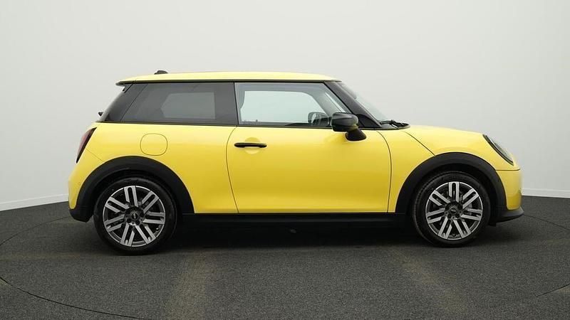 Second-hand Mini Cooper Classic 156 CP (114 kW) 2024 Galben Hatchback