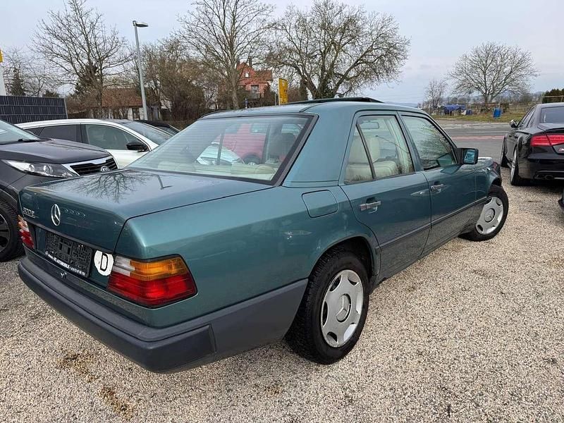 Gebraucht Mercedes E300 Avantgarde 179 PS (131 kW) 1988 Grün Limousine