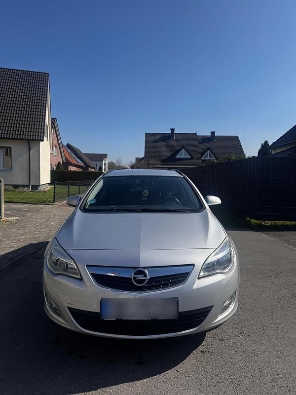 Gebraucht Opel Astra 140 PS (102 kW) 2011 Silber Kombi