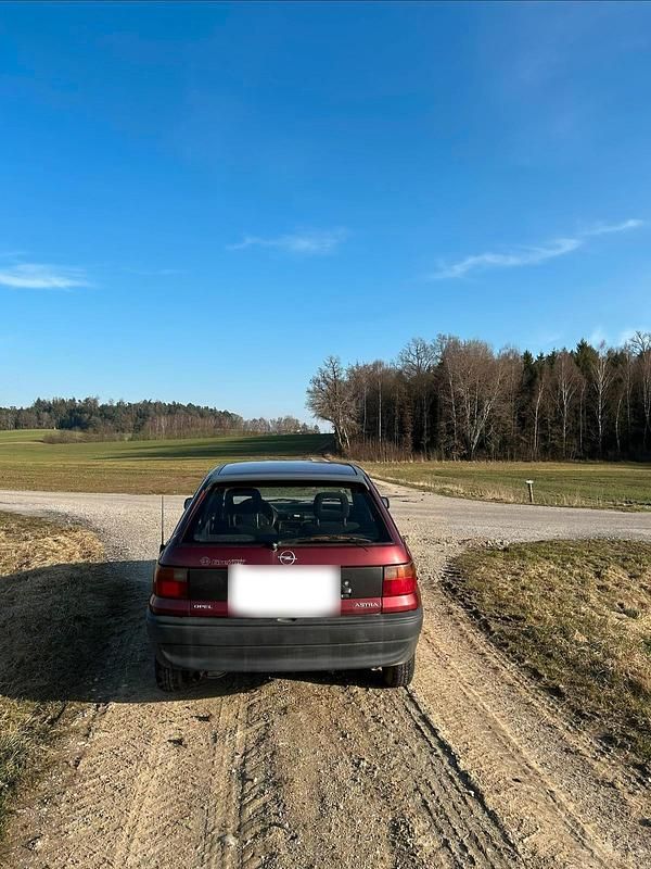 Second-hand Opel Astra 60 CP (44 kW) 1996 Roșu Berlinǎ