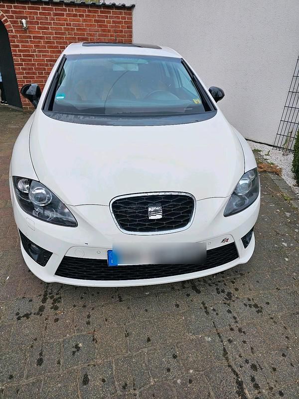 Weiß Gebraucht 2011 Seat Leon FR Limousine | 5.300 € (Fairer Preis) - Bild 1/4