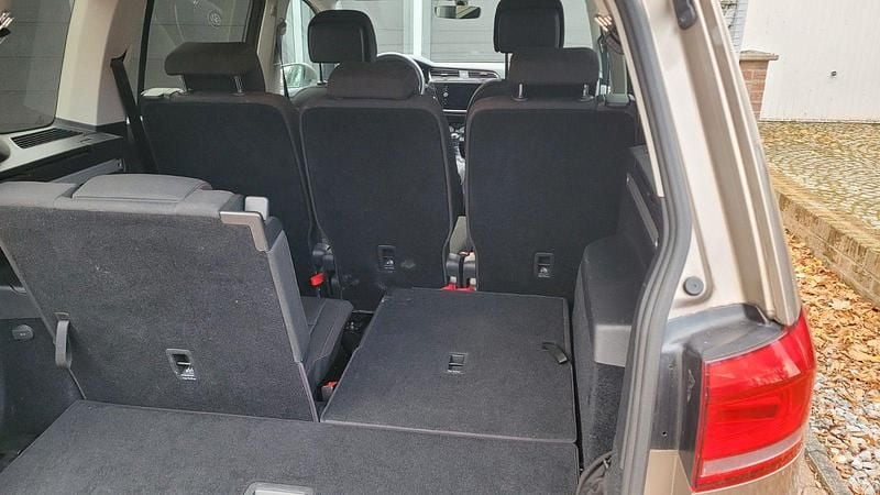 Second-hand VW Touran Sound 110 CP (80 kW) 2017 Bej Monovolum