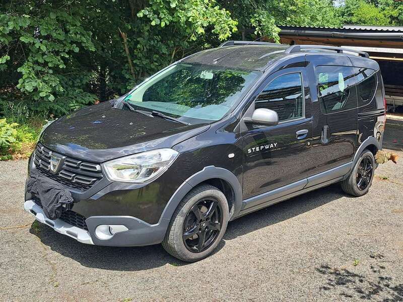 Schwarz Gebraucht 2020 Dacia Dokker Stepway Van | 12.500 € (Superpreis) - Bild 1/4
