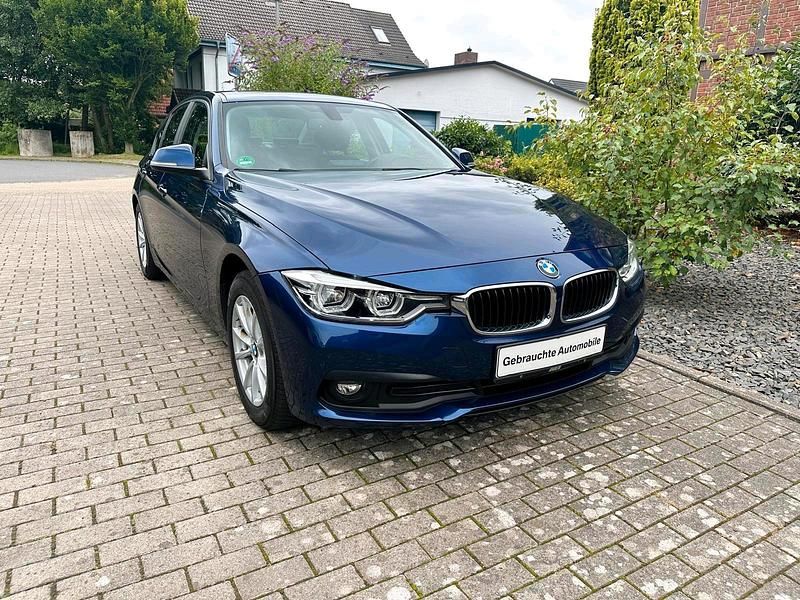 Blau Gebraucht 2018 BMW 318 Advantage Limousine | 15.950 € (Guter Preis) - Bild 1/4