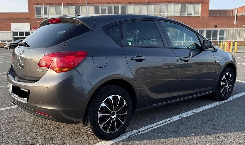 Gebraucht Opel Astra 140 PS (102 kW) 2011 Grau Limousine