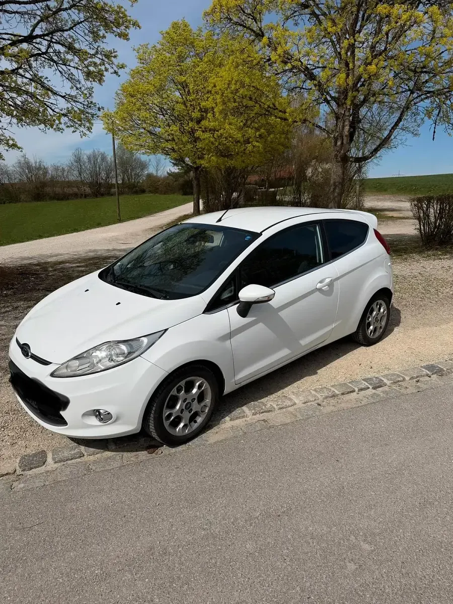 Gebraucht Ford Fiesta 95 PS (69 kW) 2012 Weiß Coupé