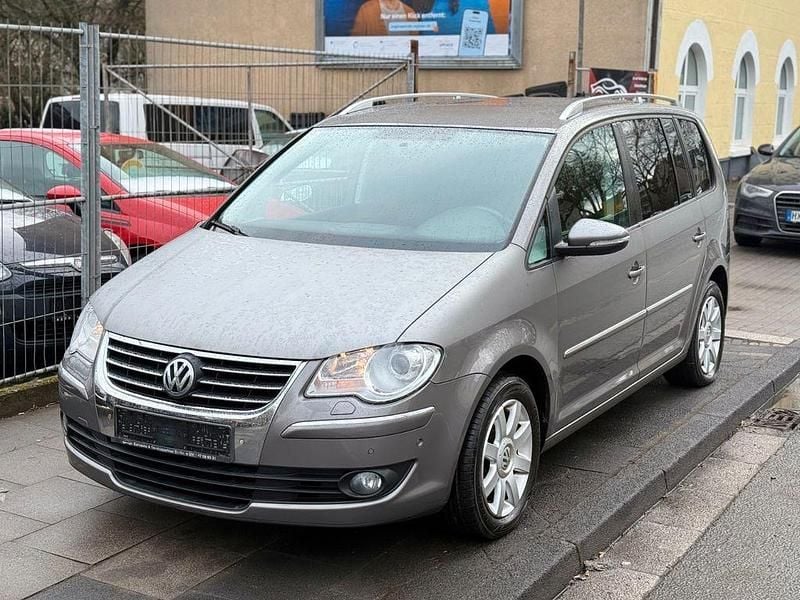 Grau Gebraucht 2010 VW Touran Highline Van / Kleinbus | 6.990 € (Fairer Preis) - Bild 1/4