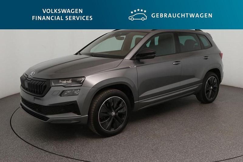 Grau Gebraucht 2022 Skoda Karoq Sport SUV | 32.139 € (Fairer Preis) - Bild 1/4
