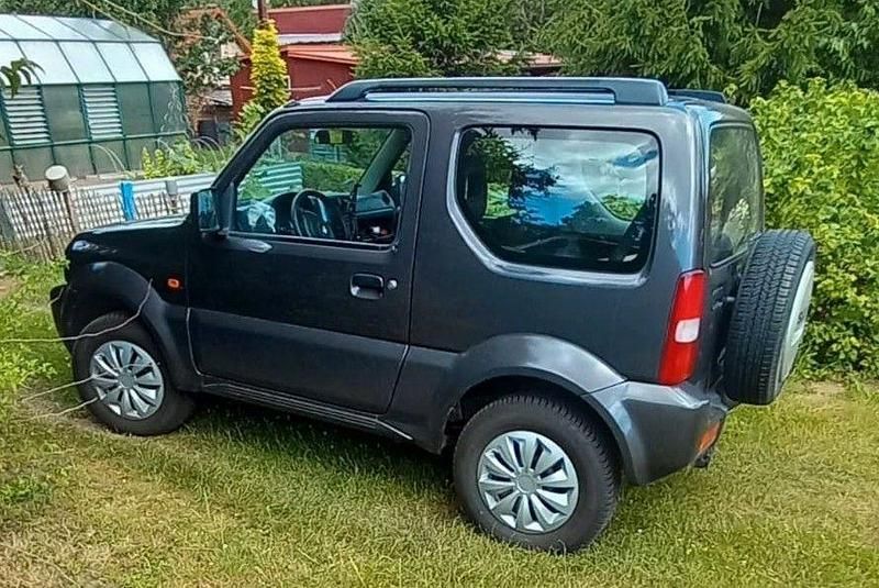 Grau Gebraucht 2011 Suzuki Jimny Style SUV | 7.249 € (Superpreis) - Bild 1/1