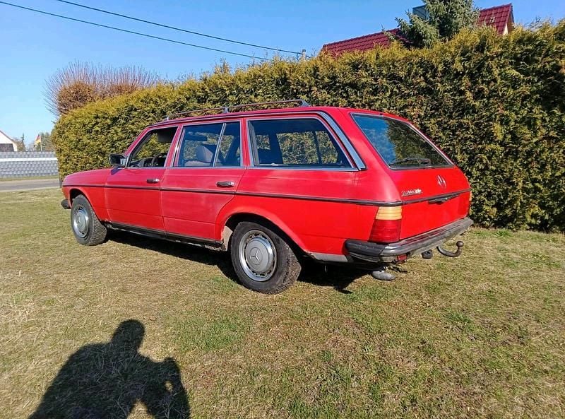 Gebraucht Mercedes 240 65 PS (47 kW) 1985 Rot Kombi