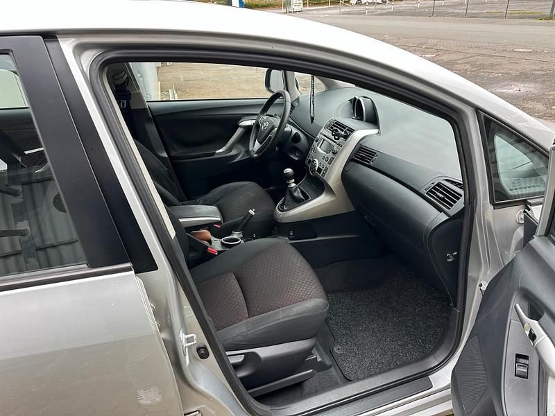 Gebraucht Toyota Verso 126 PS (92 kW) 2011 Silber Van / Kleinbus