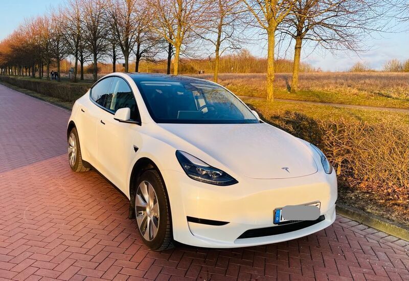 Weiß Gebraucht 2023 Tesla Model Y SUV | 34.900 € (Fairer Preis) - Bild 1/4