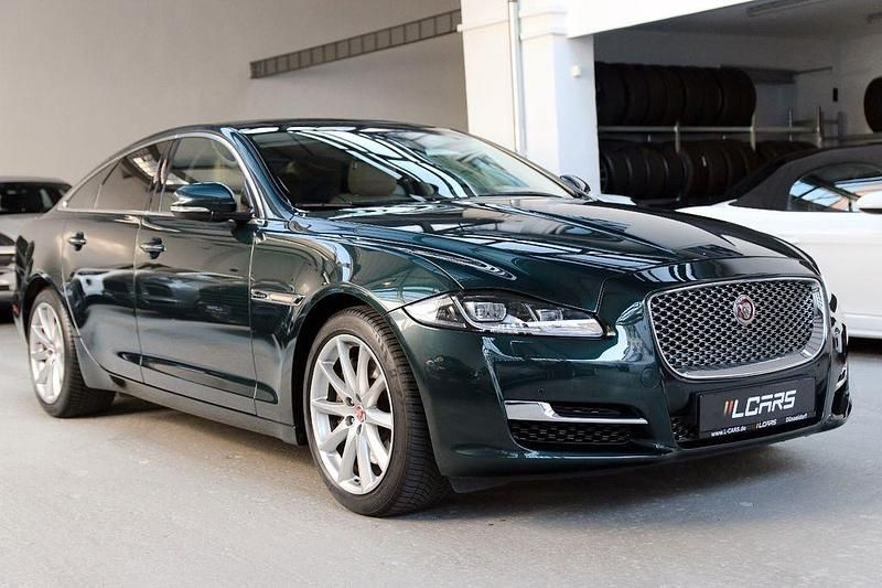 Gebraucht Jaguar XJ Premium Luxury 300 PS (220 kW) 2016 British racing green Limousine