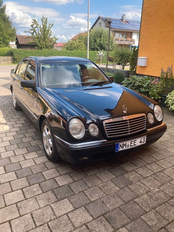 Schwarz Gebraucht 1999 Mercedes E430 Avantgarde Limousine | 5.500 € (Fairer Preis) - Bild 1/4