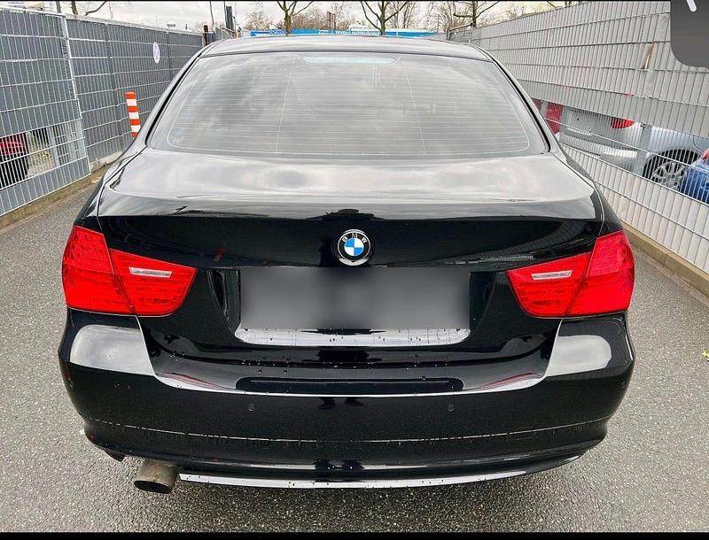 Gebraucht BMW 316 105 PS (77 kW) 2011 Schwarz Limousine