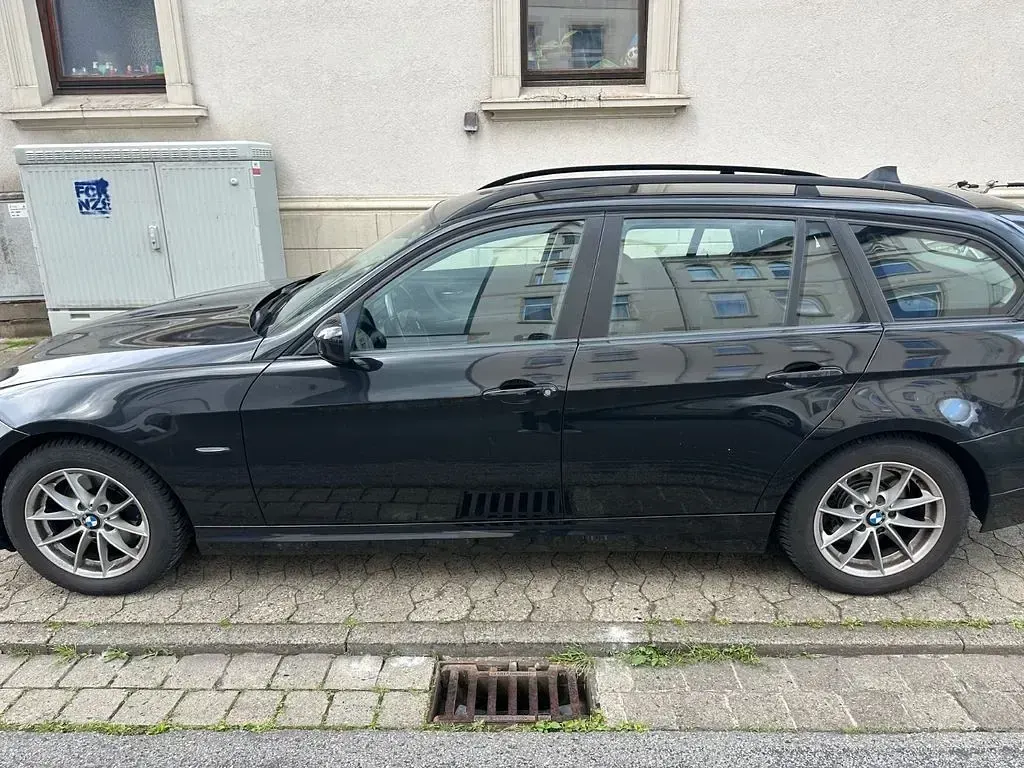 Gebraucht BMW 320 184 PS (135 kW) 2010 Schwarz Limousine