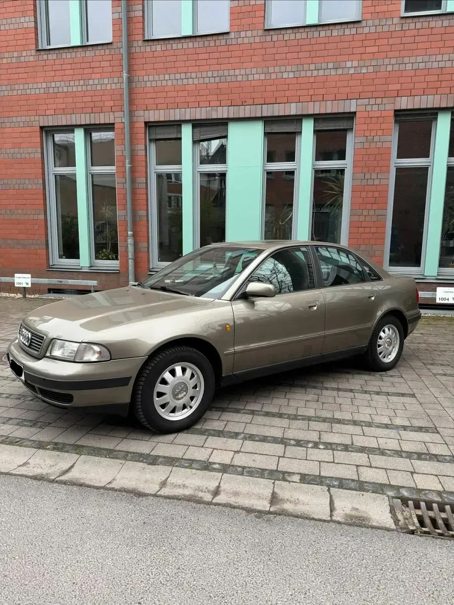 Gebraucht Audi A4 Basis 125 PS (91 kW) 1998 Gold Limousine