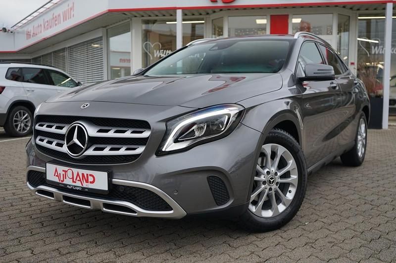 Grau Gebraucht 2020 Mercedes GLA200 AMG line SUV | 24.990 € (Guter Preis) - Bild 1/4