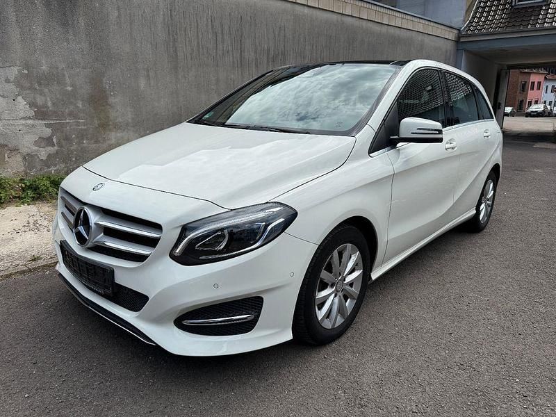 Weiß Gebraucht 2015 Mercedes B180 Van / Kleinbus | 15.800 € (Fairer Preis) - Bild 1/4