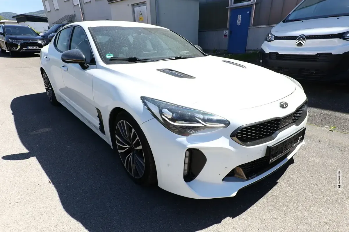 Gebraucht Kia Stinger GT-Line 200 PS (147 kW) 2018 Weiß metallic Kleinwagen