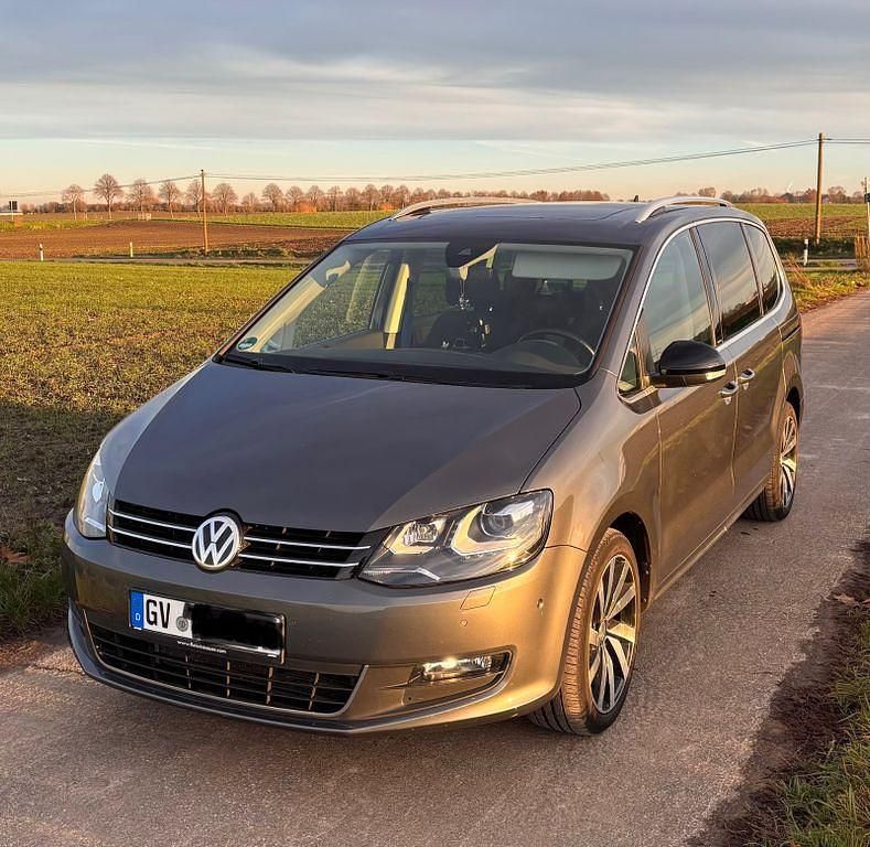 Grau Gebraucht 2019 VW Sharan IQ Drive Van / Kleinbus | 28.400 € (Fairer Preis) - Bild 1/4