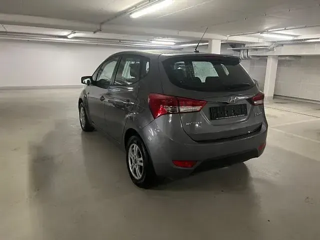 Gebraucht Hyundai ix20 90 PS (66 kW) 2013 Grau Kleinwagen