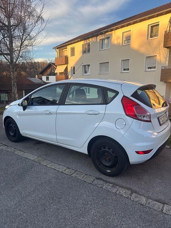 Gebraucht Ford Fiesta Celebration 82 PS (60 kW) 2016 Weiß Limousine