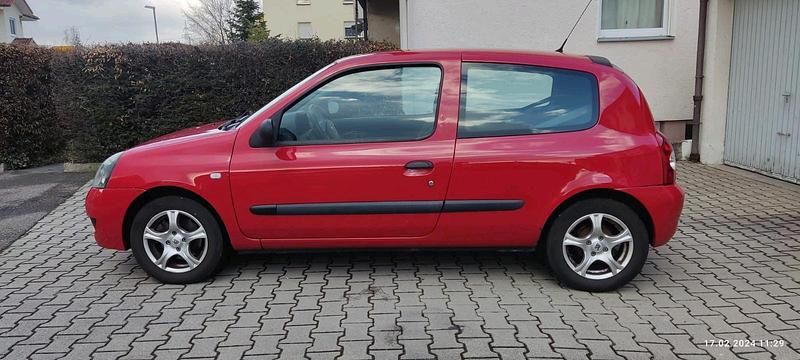 Second-hand Renault Clio II 65 CP (47 kW) 2009 Roșu Hatchback