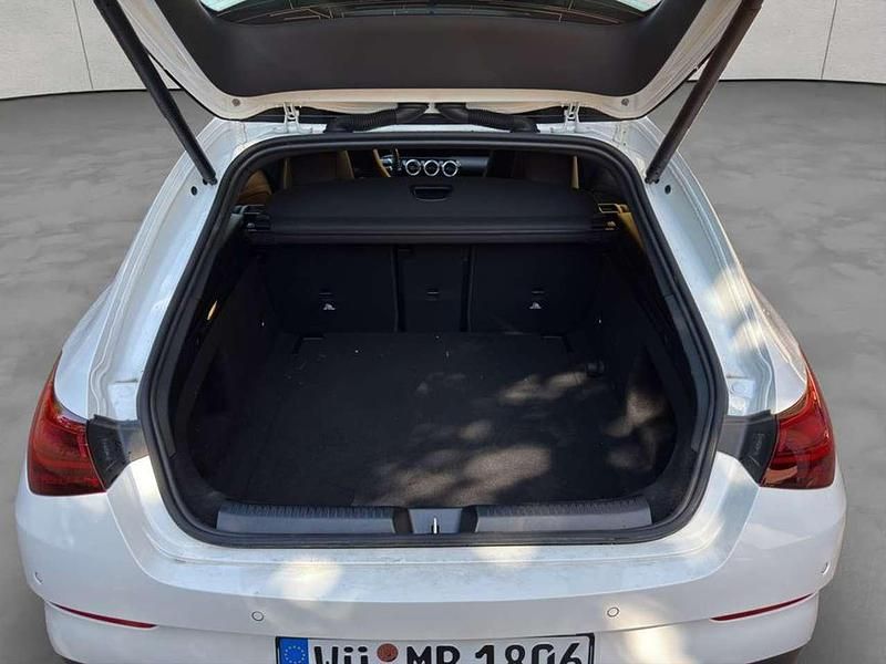 Gebraucht Mercedes CLA180 136 PS (100 kW) 2025 Polarweiß Limousine