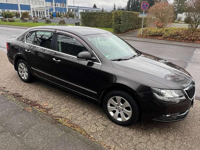 Gebraucht Skoda Superb Active 160 PS (117 kW) 2013 Braun Limousine