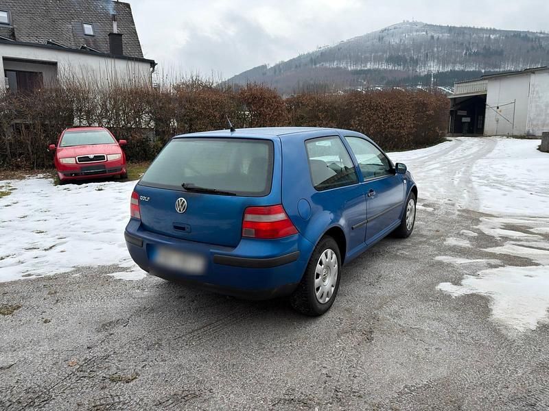 Gebraucht VW Golf IV 75 PS (55 kW) 2002 Blau Kleinwagen