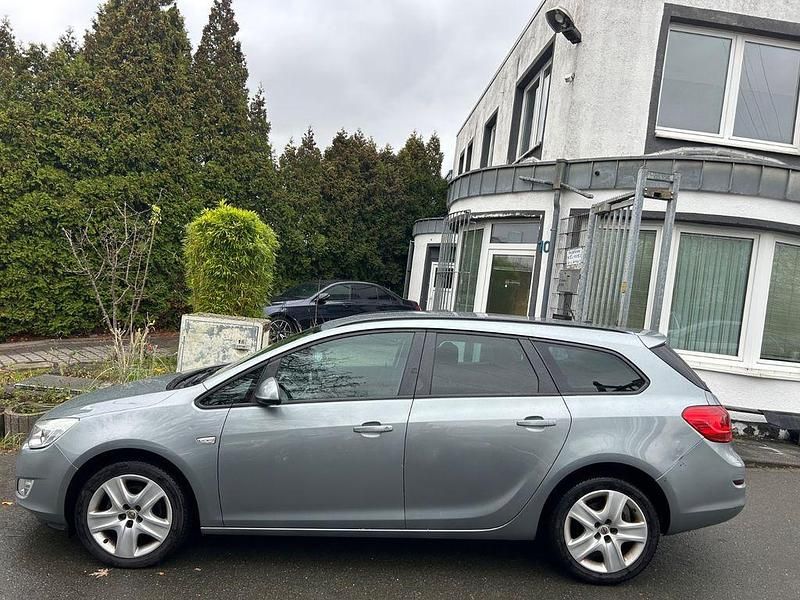 Silber Gebraucht 2011 Opel Astra Design Edition Kombi | 3.999 € (Guter Preis) - Bild 1/4