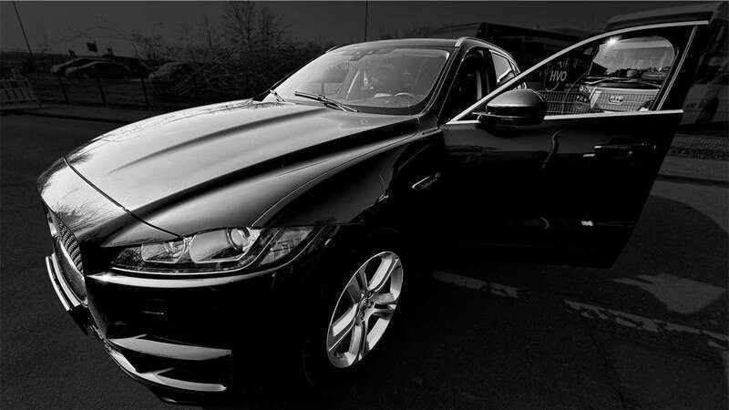 Braun Gebraucht 2017 Jaguar F-Pace Prestige SUV | 22.005 € (Superpreis) - Bild 1/4