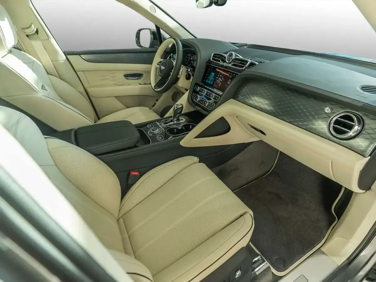 Ny Bentley Bentayga 551 HK (405 kW) 2026 Grå SUV