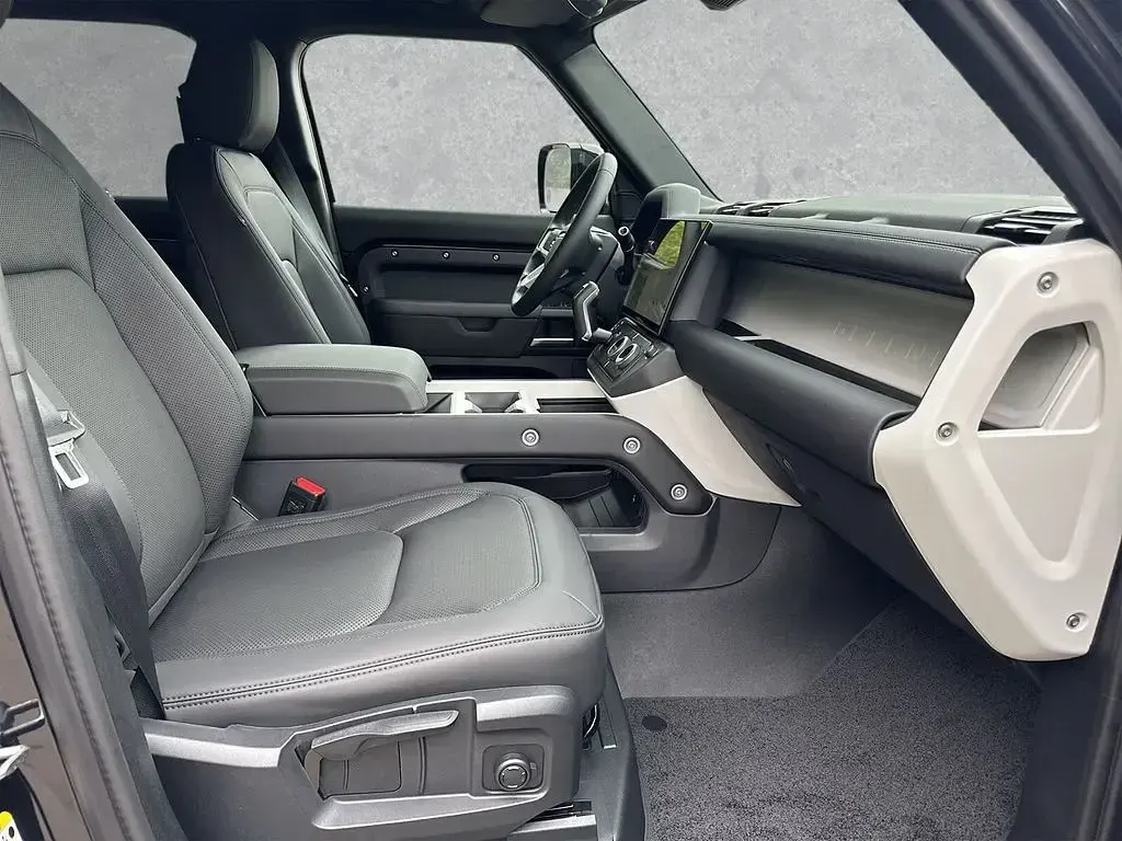 Neu Land Rover Defender S 200 PS (147 kW) 2026 Santorini black SUV