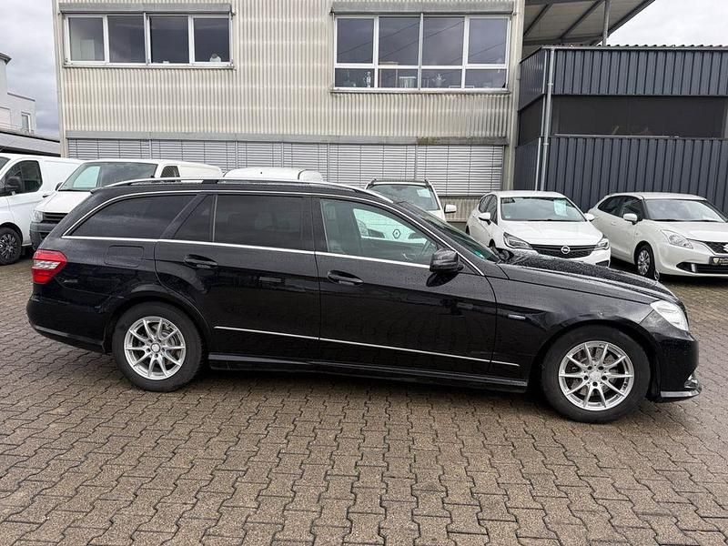 Gebraucht Mercedes E220 AMG line 170 PS (125 kW) 2011 Schwarz Kombi