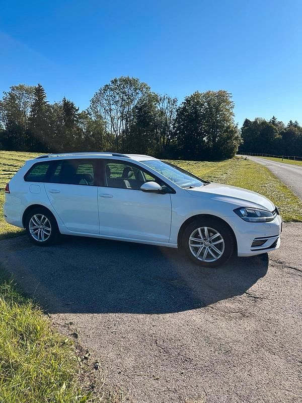 Weiß Gebraucht 2017 VW Golf VII Kombi | 10.000 € (Fairer Preis) - Bild 1/4