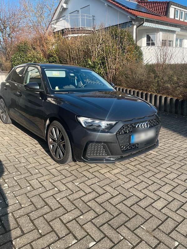 Grau Gebraucht 2024 Audi A1 Sportback Advanced Kleinwagen | 25.499 € (Fairer Preis) - Bild 1/4