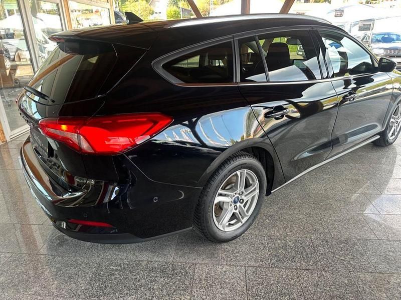 Gebraucht Ford Focus Cool & Connect 125 PS (91 kW) 2022 Schwarz Limousine