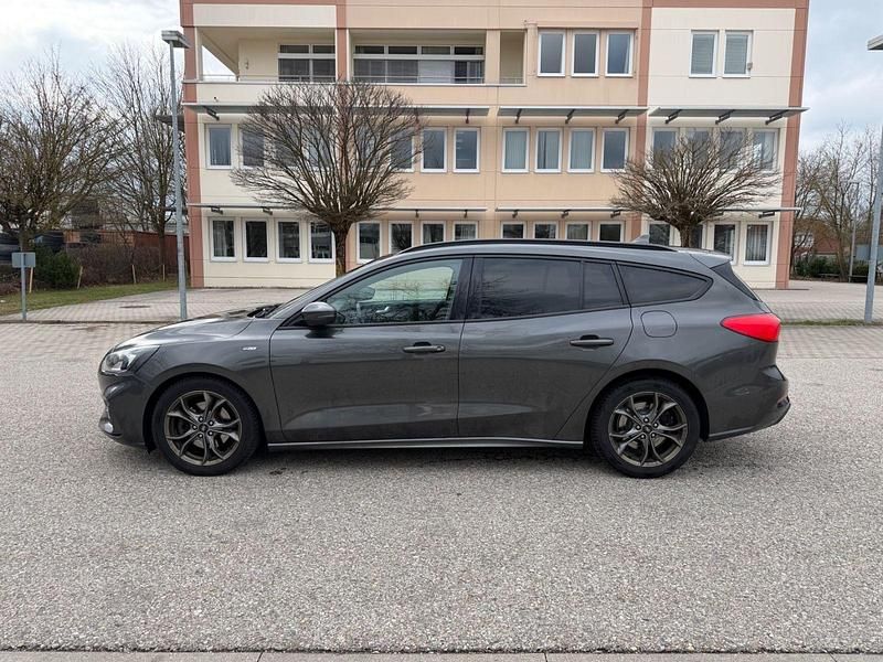 Używany Ford Focus ST-Line 120 KM (88 kW) 2019 Szary Sedan/Limuzyna