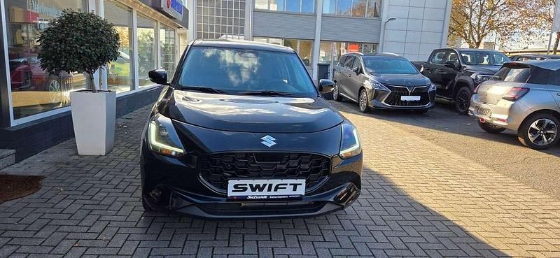Black pearl Gebraucht 2025 Suzuki Swift Comfort+ Kleinwagen | 19.900 € - Bild 1/4