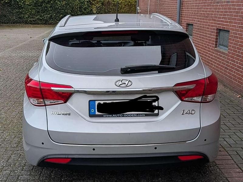 Grau Gebraucht 2014 Hyundai i40 Edition Kombi | 6.200 € (Guter Preis) - Bild 1/4